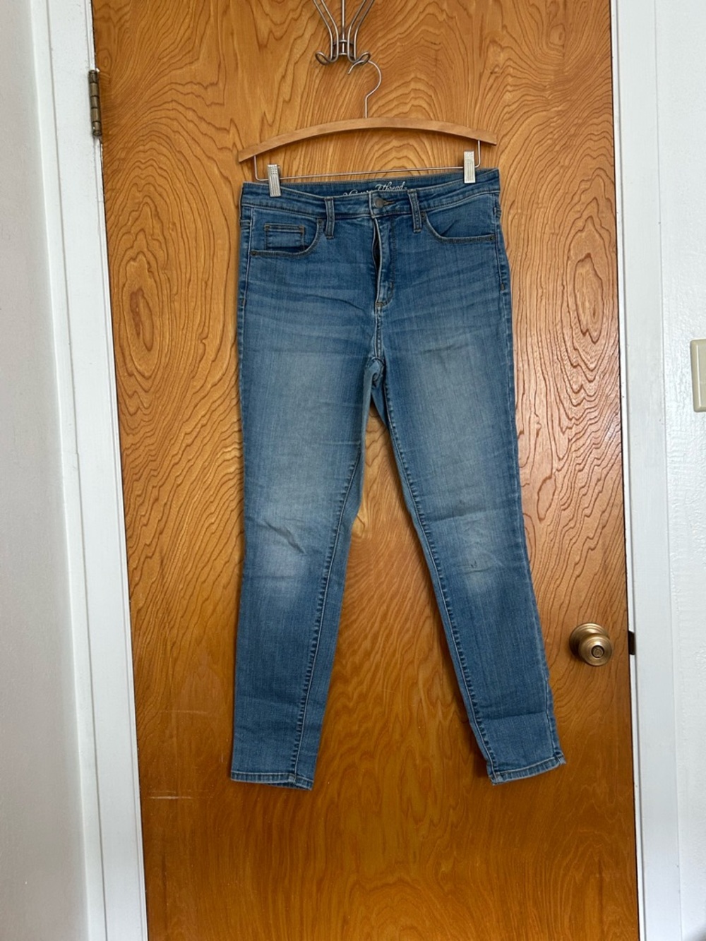 Universal Thread Women's Medium Blue Skinny Jeans, Size 8